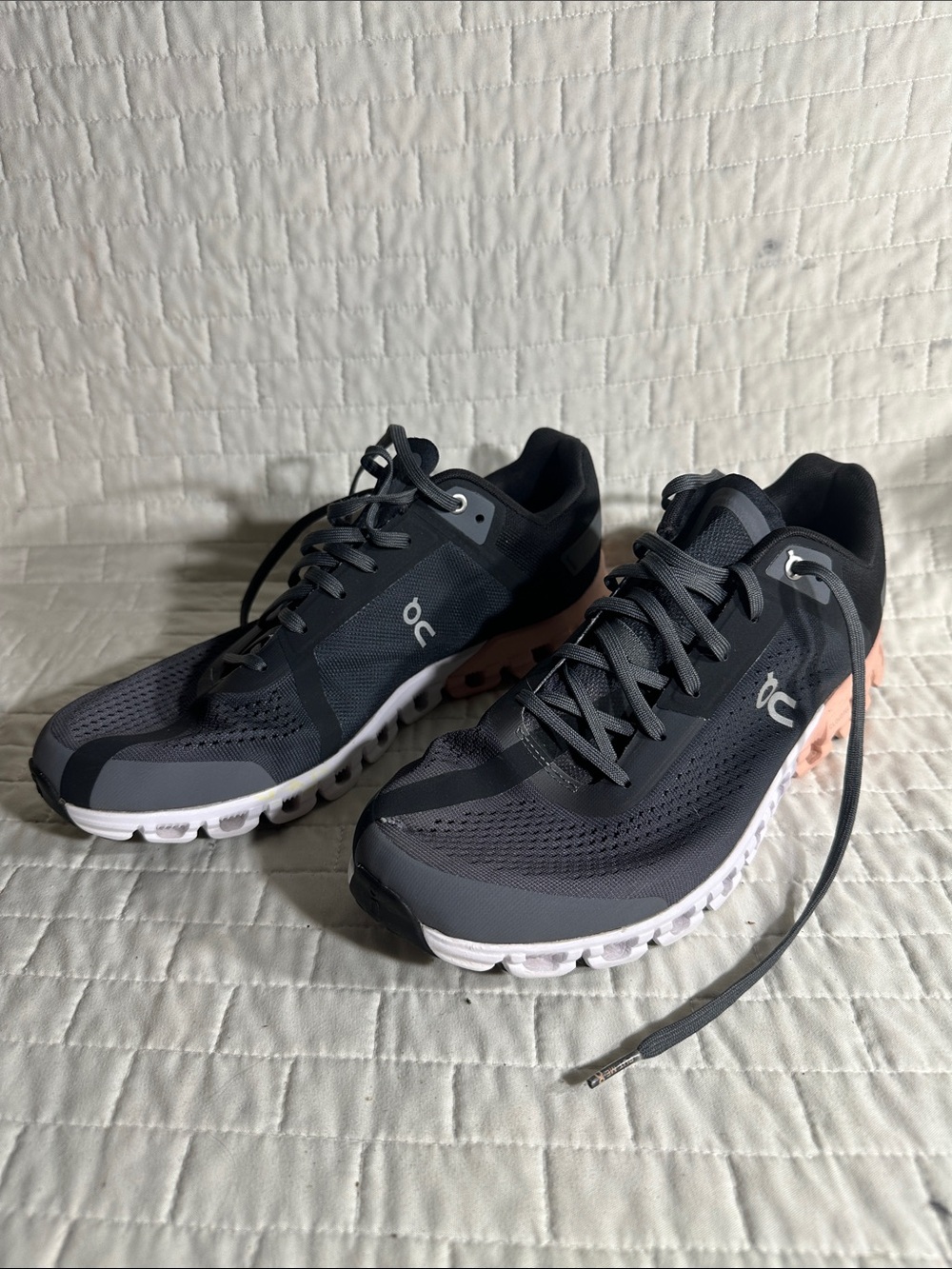 women's On Cloudflow running shoes in a dark grey and rose colorway